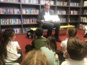Michael Rosen reading to children